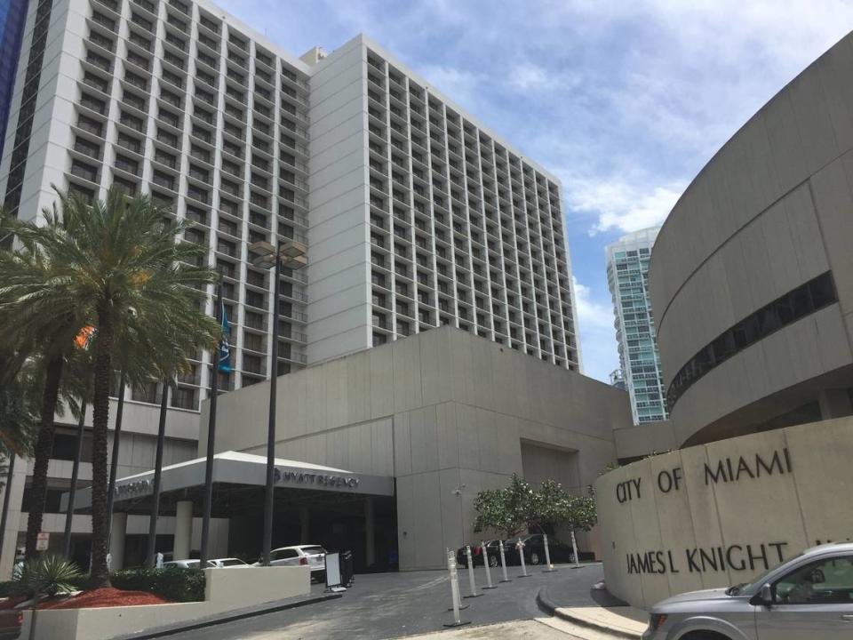 Esta es una vista del Hyatt Regency y el adyacente John S. and James L. Knight Center en el río, en el downtown de Miami.