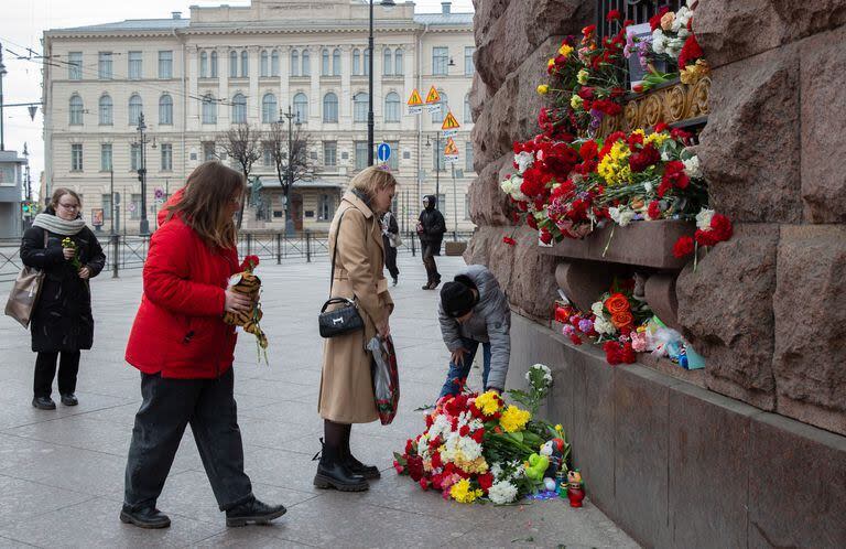 Imagen del 23 de marzo de 2024 de personas colocando flores para conmemorar a las víctimas del ataque terrorista de Moscú, en San Petersburgo, Rusia.