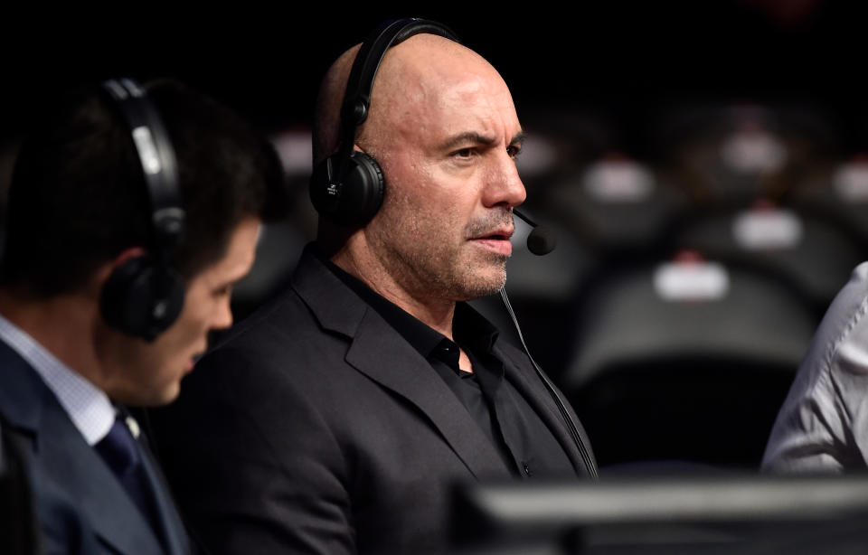 BOSTON, MA - 20 DE JANEIRO: Joe Rogan é visto na cabine de comentários durante o evento UFC 220 no TD Garden em 20 de janeiro de 2018 em Boston, Massachusetts.  (Foto de Jeff Butare/Zuffa LLC/Zuffa LLC via Getty Images)