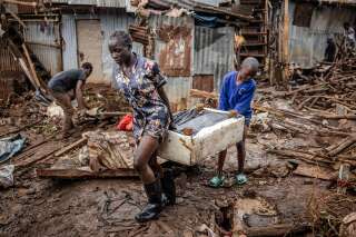 À Nairobi (Kenya), le 25 avril 2024. Une famille tente de récupérer ce qui peut l’être dans sa maison détruite par des pluies diluviennes, dans le bidonville de Mathare.. Photo LUIS TATO/AFP