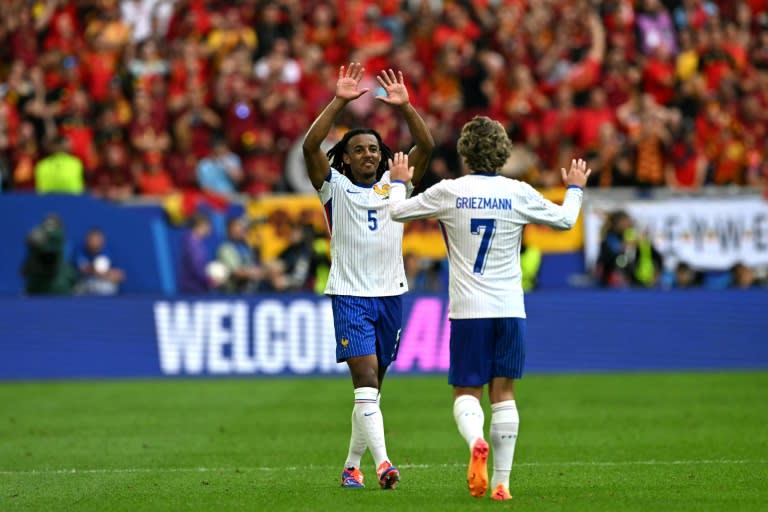 El francés Jules Koundé junto con Antoine Griezmann durante el Francia-Bélgica en Düsseldorf (Alemania), el 1 de julio de 2024 (OZAN KOSE)