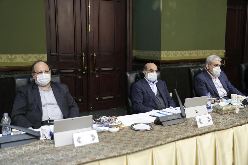 En esta imagen, distribuida por el cibersitio de la presidencia de Irán, miembros del gobierno se protegen con mascarillas durante una reunión del ejecutivo en Teherán, Irán, el 11 de marzo de 2020. (Oficina de la Presidencia de Irán vía AP)