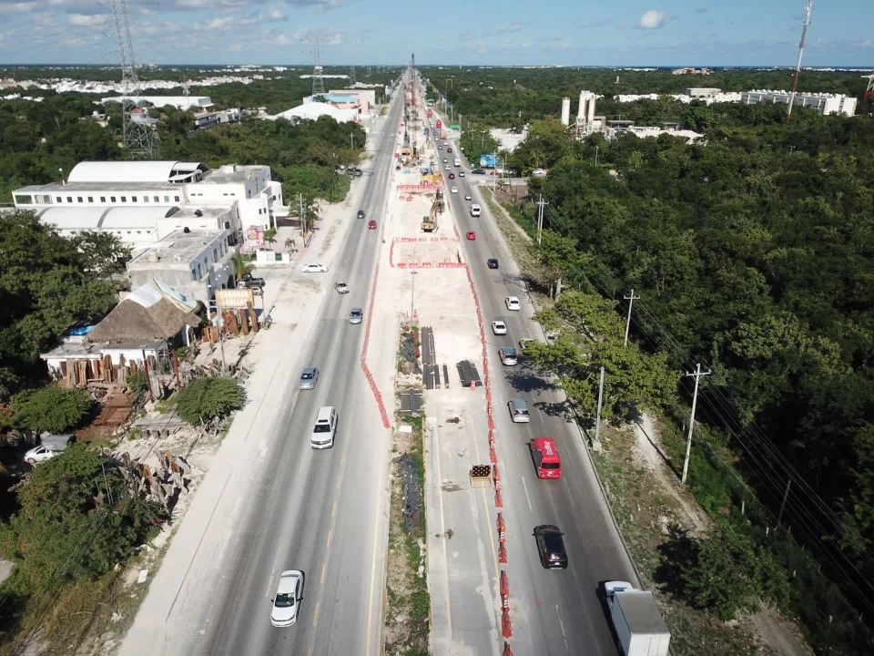 PLAYA DEL CARMEN QUINTANA ROO, 19ENERO2022.- Autoridades de Fonatur anunciaron la cancelaci&#xf3;n definitiva de las obras del Tren Maya en Playa del Carmen, pues acordaron que las v&#xed;as f&#xe9;rreas ya no pasar&#xe1;n por la ciudad sino por una nueva ruta por definir. En la imagen se observa el trazo del Tramo 5 por donde iba a pasar el Tren Maya. 
FOTO: ELIZABETH RUIZ/CUARTOSCURO.COM