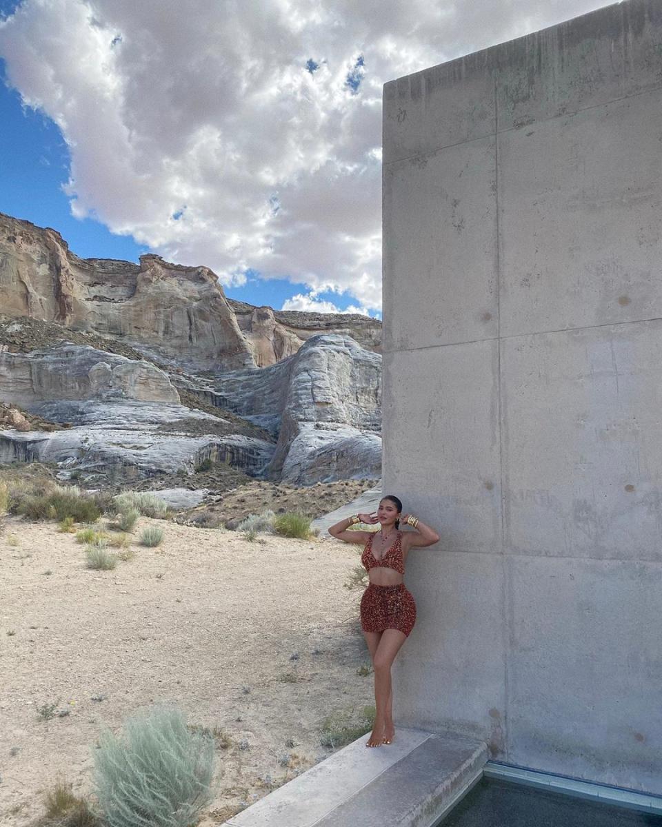 Depuis le début de l’été, Kylie Jenner décline le désert en mode sexy. Partie avec sa fille Stormi et quelques amis pour une escapade à Canyon Point dans l’Utah, la femme d’affaires prend des poses sensuelles dans des maillots et des robes moulantes assorties aux superbes couleurs naturelles de son environnement. © Instagram @kyliejenner