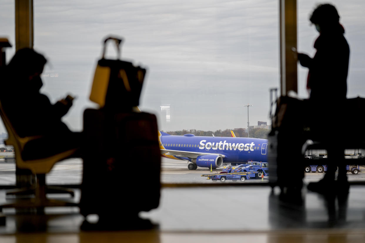 Un avión de Southwest Airlines parado en la pista mientras los viajeros esperan en el Aeropuerto Nacional Ronald Reagan de Washington en Arlington, Virginia, el 22 de noviembre de 2021. (Stefani Reynolds/The New York Times)

