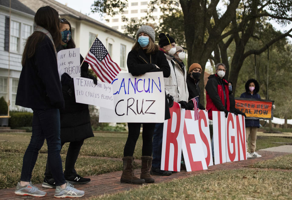 Personas protestan frente a la casa del senador Ted Cruz en Texas. (Marie D. De Jesús/Houston Chronicle via AP)