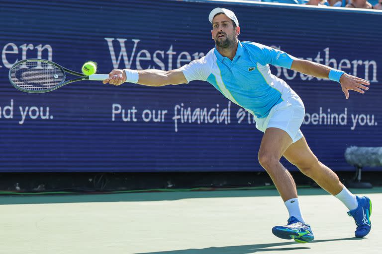 Novak Djokovic, a todo esfuerzo para tratar de alcanzar una pelota en la definición contra Alcaraz