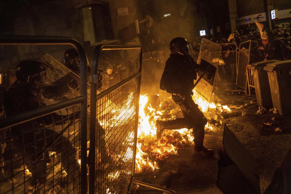 Policemen in riot gear charge against protestors in Barcelona, Spain, Tuesday, Oct. 15, 2019. (Photo: Bernat Armangue/AP)