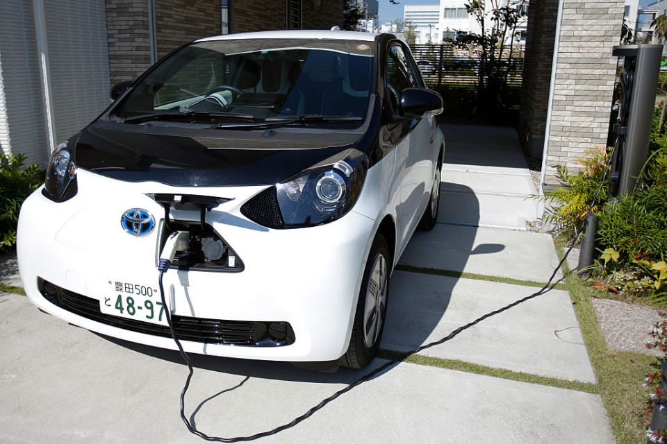 Auto elettrica in carica in Giappone (foto Kiyoshi Ota/Bloomberg)