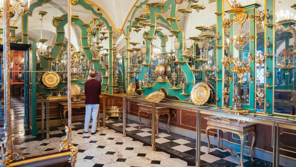 Ein Besucher schaut sich im Juwelenzimmer des Historischen Grünen Gewölbes im Residenzschloss um.