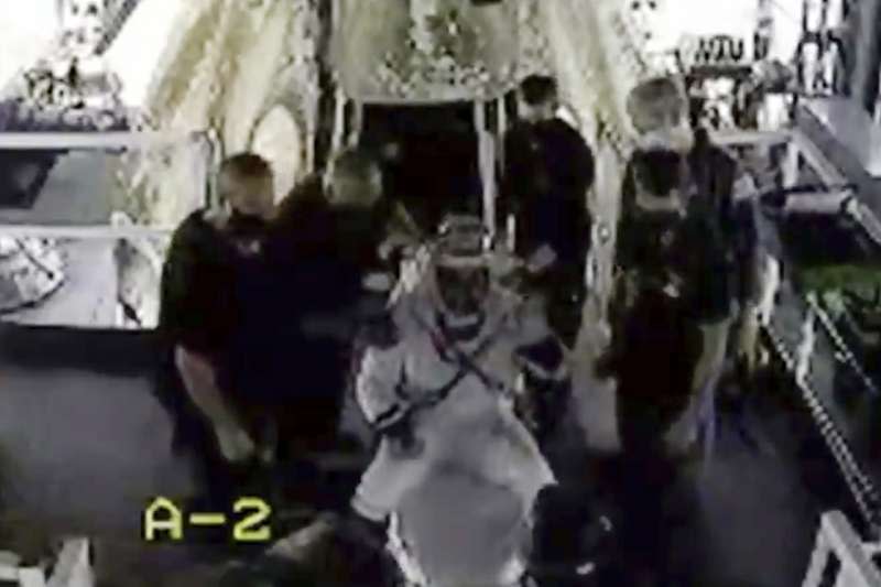 NASA太空人赫利離開天龍乘員號（美聯社）
