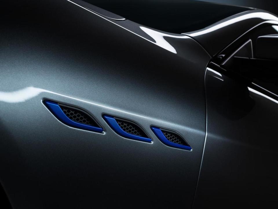身為創廠百年首款油電轎跑，Ghibli MHEV特別為Maserati的代表性元素增添象徵新世代的獨特湛藍色彩。