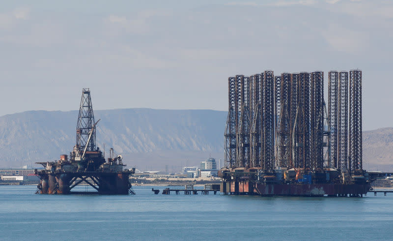 FILE PHOTO: An offshore oil rig is seen in the Caspian Sea near Baku, Azerbaijan, October 5, 2017. REUTERS/Grigory Dukor/File Photo