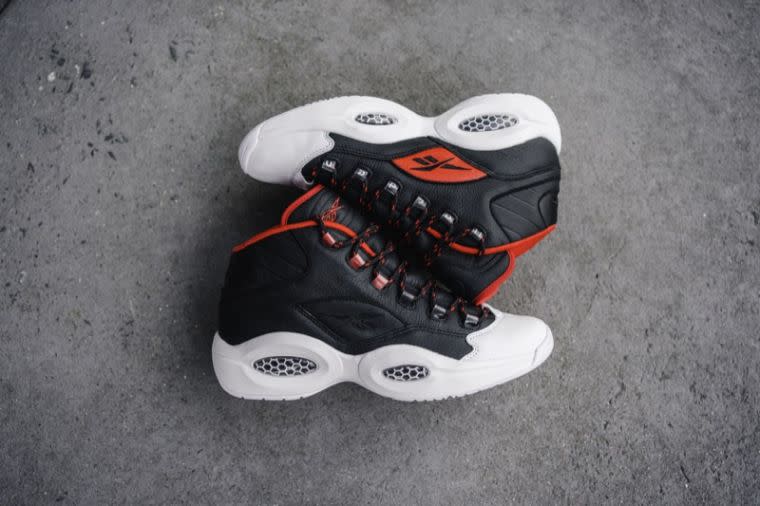 史無前例的品牌聯名劃世代英雄交會致敬，已讓Reebok X adidas Question Mid”OG MEETS OG”成為年度最吸睛的球鞋。官方提供