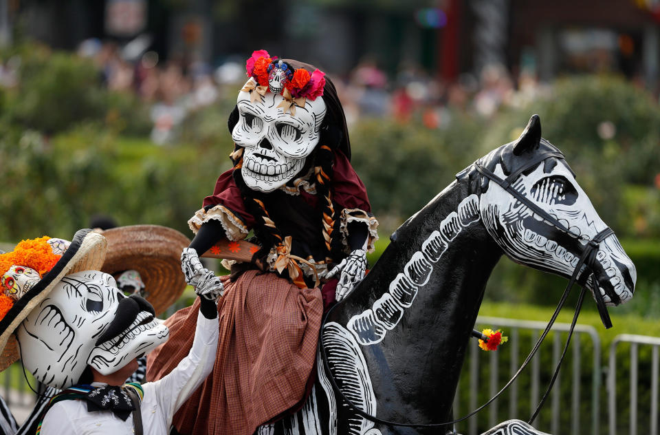 <p>Performers participate in the Day of the Dead parade on Mexico City’s main Reforma Avenue, Saturday, Oct. 28, 2017. (Photo: Eduardo Verdugo/AP) </p>