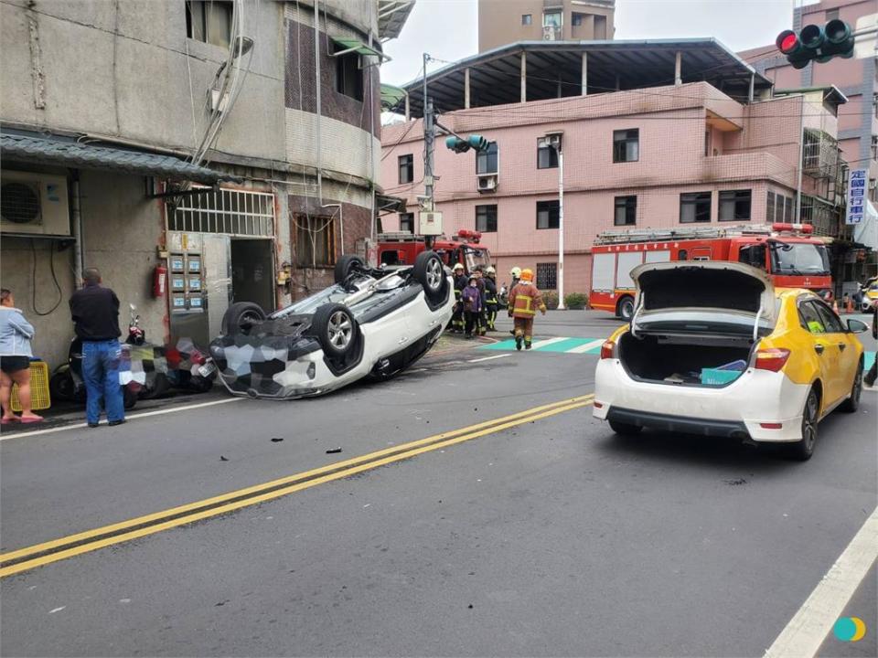 快新聞／駕駛自稱頭暈…車突然往左偏移！ 對向車「被親到180度」翻覆