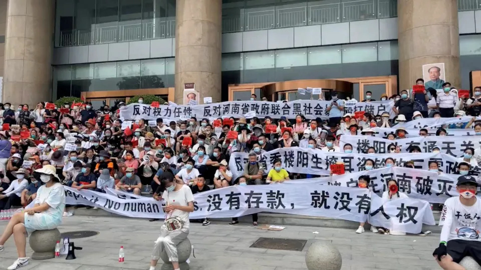 7月10日，3000多名群眾在中國人民銀行鄭州支行外集結抗議，隨後爆發警民流血衝突。（圖片來源：Reuters）