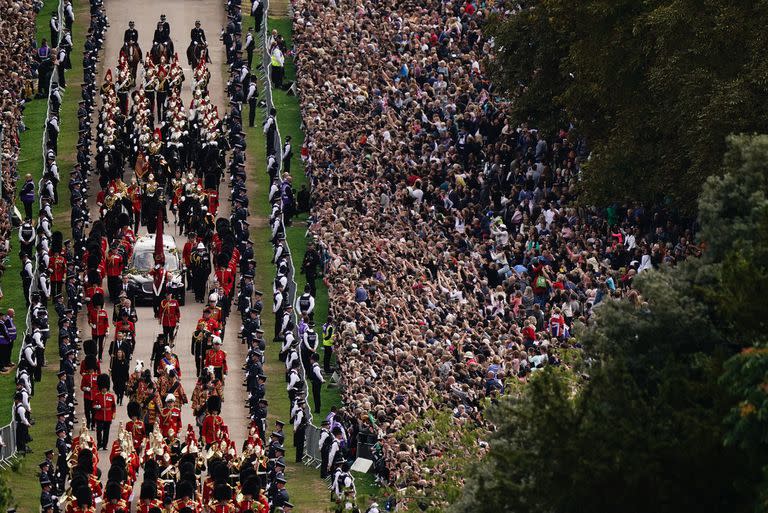 La procesión del féretro de la Reina Isabel II camino al Castillo de Windsor para el servicio en la Capilla de San Jorge