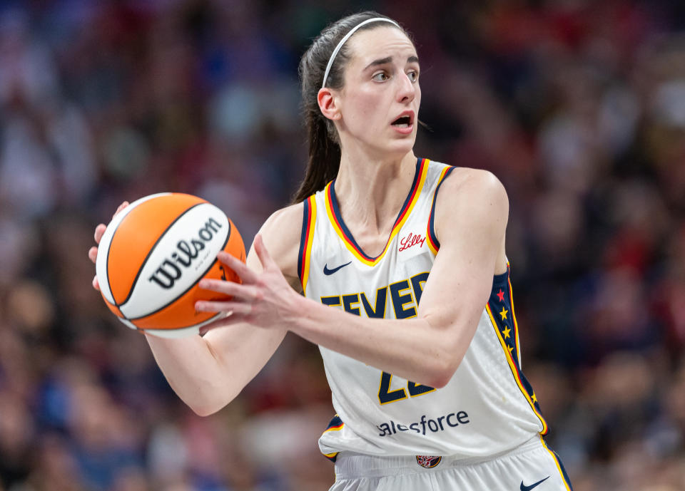 INDIANAPOLIS, INDIANA - 12 JULI: Caitlin Clark #22 dari Indiana Fever memegang bola selama pertandingan melawan Phoenix Mercury di Gainbridge Fieldhouse pada 12 Juli 2024 di Indianapolis, Indiana. CATATAN UNTUK PENGGUNA: Pengguna secara tegas mengakui dan setuju bahwa, dengan mengunduh dan atau menggunakan foto ini, Pengguna menyetujui syarat dan ketentuan Perjanjian Lisensi Getty Images. (Foto oleh Michael Hickey/Getty Images)