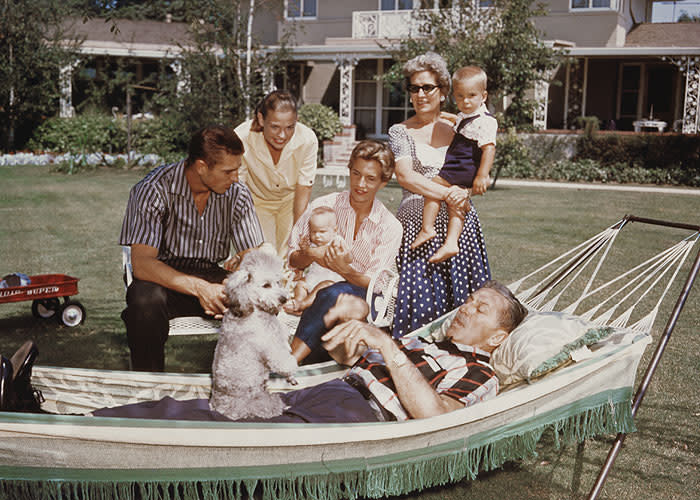 Walt Disney con su mujer, sus hijas y algunos de sus nietos 