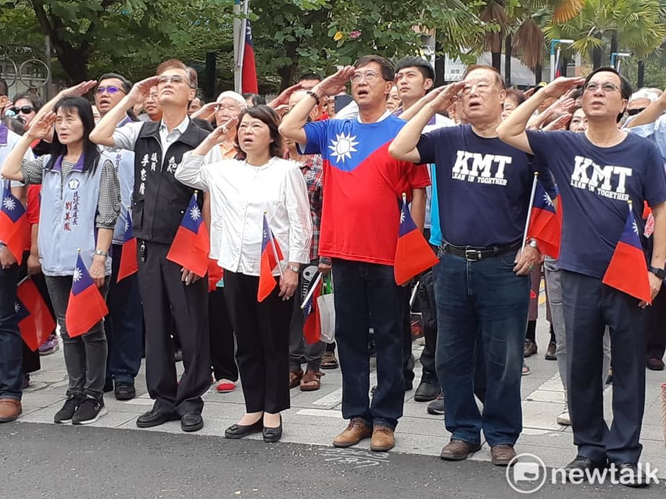 嘉義市經國新城今天上午舉行升旗典禮，立委參選人傅大偉身穿國旗裝，特別醒目，身旁為嘉義市長黃敏惠。   圖：蔡坤龍/攝