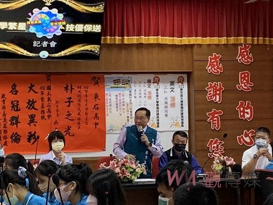 ▲東石高中蔡吉郎校長夜以繼日的付出教學。(圖/記者惲朋攝)