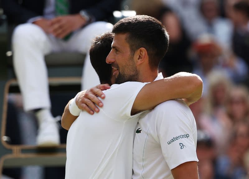 Foto del domingo del tenista español Carlos Alcaraz saludando al serbio Novak Djokovic tras ganar la final de Wimbledon