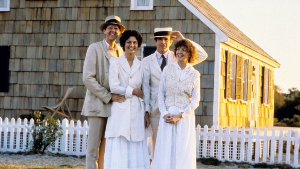 edward herrman, maureen stapleton, warren beatty, and diane keaton in character for reds, they stand outside a beach house smiling