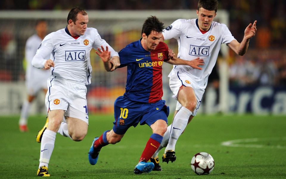 Rooney and Carrick try to stop Lionel Messi during the 2009 Champions League final between Manchester United and Barcelona