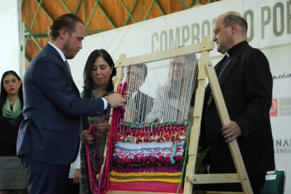 Santiago Taboada, candidato a la Jefatura de Gobierno de la CDMX, firma acuerdo por la paz.