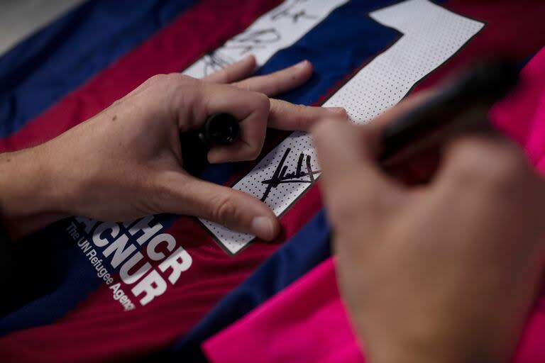 Autógrafos, fotos: todos quieren un recuerdo de las cracks de Barcelona, un equipo de época