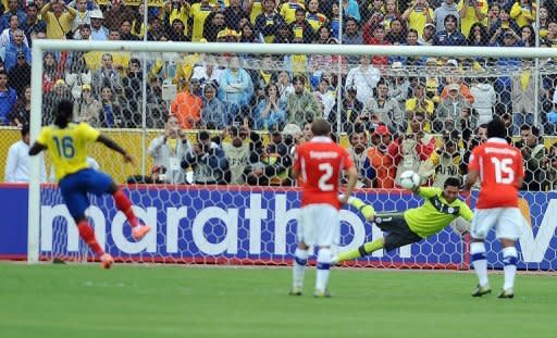 El atacante ecuatoriano Felipe Caicedo remata un penal sobre la portería defendida por el chileno Claudio Bravo, en partido de la novena jornada de la eliminatoria sudamericana para la Copa del Mundo de Brasil-2014, el 12 de octubre de 2012 en Quito. (AFP | pablo cozzaglio)