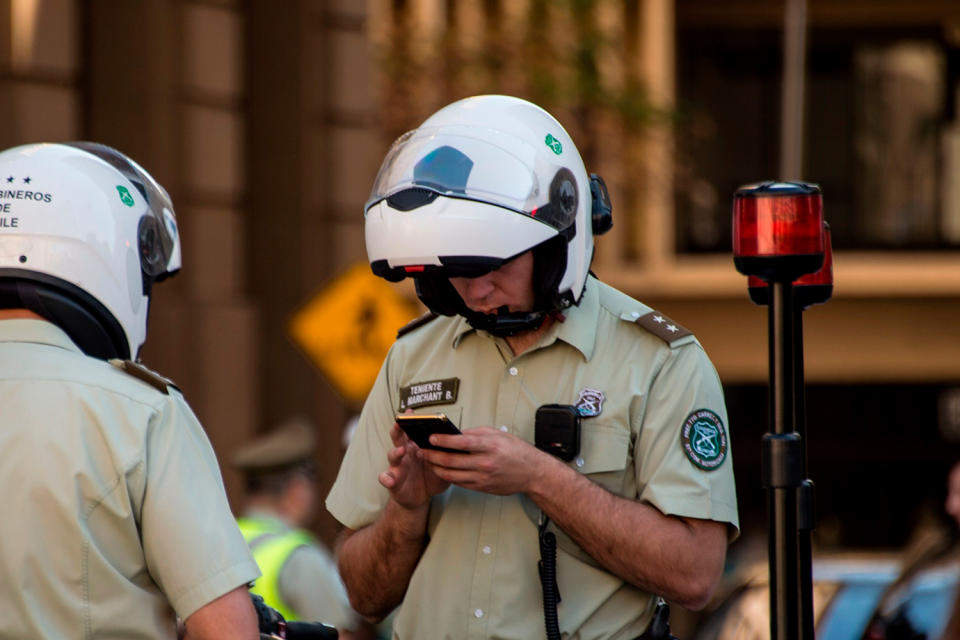 Sich das Smartphone eines Verdächtigen zu schnappen und sofort aufs Display zu gucken, ist keine gute Idee. (Symbolbild: Getty Images)