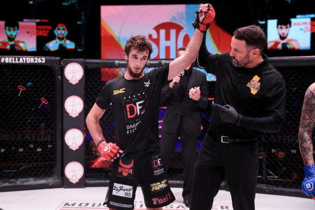 Khasan Magomedsharipov, Zabit's brother, meets Jose Sanchez at Bellator Dublin