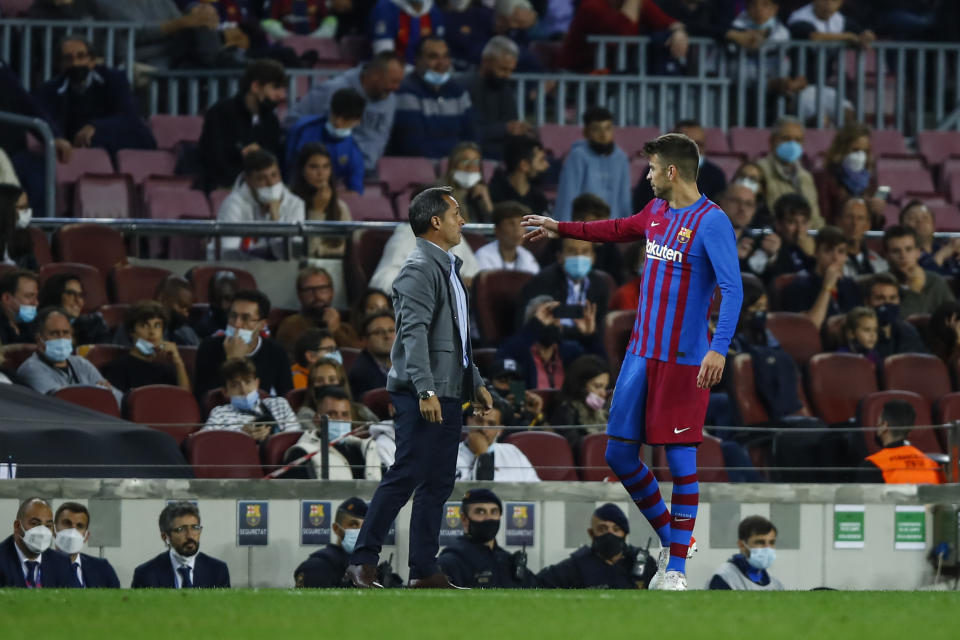 Sergi Barjuan coach of FC Barcelona talking with 03 Gerard Pique of FC Barcelona during the La Liga Santader match between FC Barcelona and Deportivo Alaves at Camp Nou Stadium on October 30, 2021 in Barcelona.  (Photo by Xavier Bonilla/NurPhoto via Getty Images)