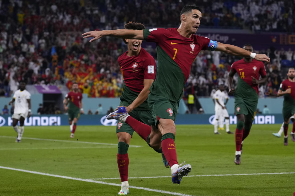 Cristiano Ronaldo celebra tras convertir un penal ante Ghana en el partido por el Grupo H del Mundial, el jueves 24 de noviembre de 2022. (AP Foto/Manu Fernández)