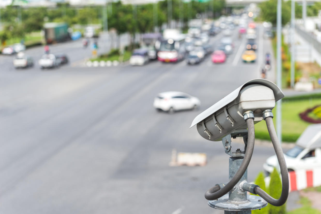 Anhand der Aufzeichnungen durch die Verkehrsüberwachung konnte ein Polizist einen verlorenen Ehering und einen Verlobungsring wiederfinden. Foto: Symbilbild / gettyimages / Sorranop