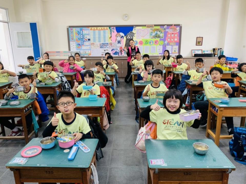國民黨市長參選人謝龍介推出第二項政見，全市國中小學生免費吃營養午餐。（記者林雪娟攝）