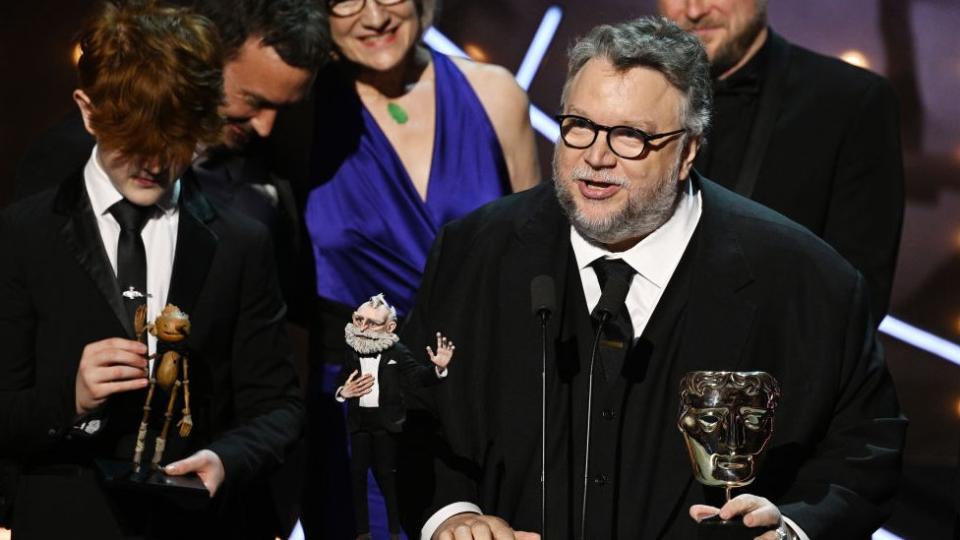 Guillermo del Toro y parte del elenco de 