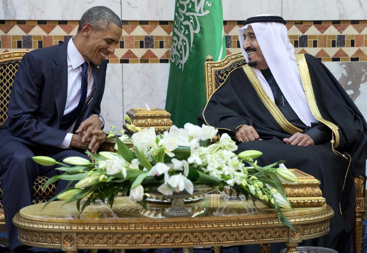 Obama posa sonriente con el rey Salman (AP)