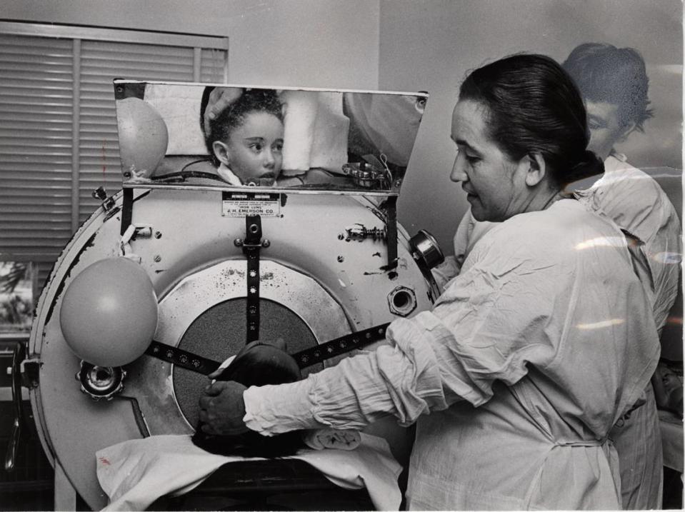 Gloria Ramos dentro de un pulmón de acero junto a su madre, Ann Flores Ramos. Fue el primer caso de polio en dos años y cuatro meses. La niña de seis años de origen puertorriqueño no había sido vacunada y aparentemente contrajo el virus en Miami. Foto de 1962.