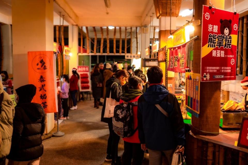 空山祭的崎聚市集，成了遊客嘗美食買特色產品的所在。（記者張淑娟攝）