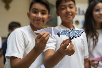 Los niños y niñas del taller en el que hicieron una ballena de origami. Sabrina Ceballos y Ernesto R. Ageitos, <a href="http://creativecommons.org/licenses/by/4.0/" rel="nofollow noopener" target="_blank" data-ylk="slk:CC BY;elm:context_link;itc:0;sec:content-canvas" class="link ">CC BY</a>