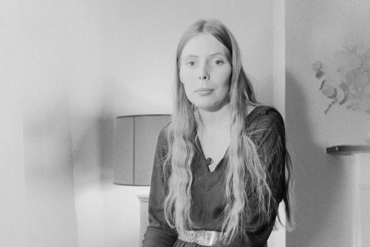 Joni Mitchell in London, January 1970 (Getty Images)