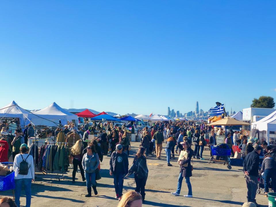 California: Alameda Point Antiques Faire