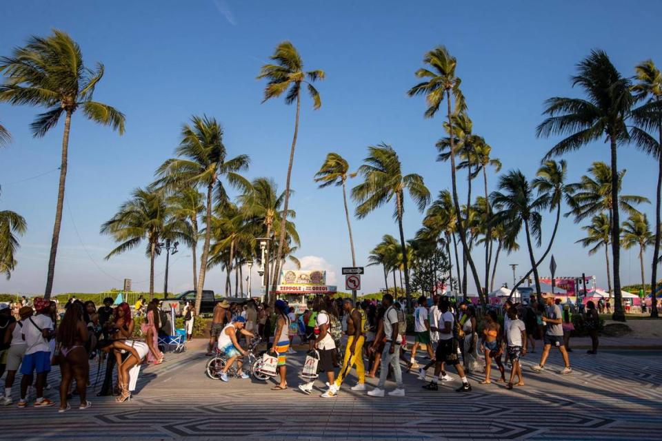 La gente camina de un lado a otro de Ocean Drive durante las vacaciones de primavera en Miami Beach, Florida, el sábado 18 de marzo de 2023.