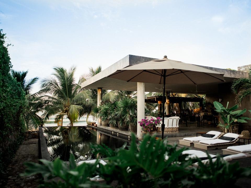 The beachside pool at Lo Sereno Casa de Playa.