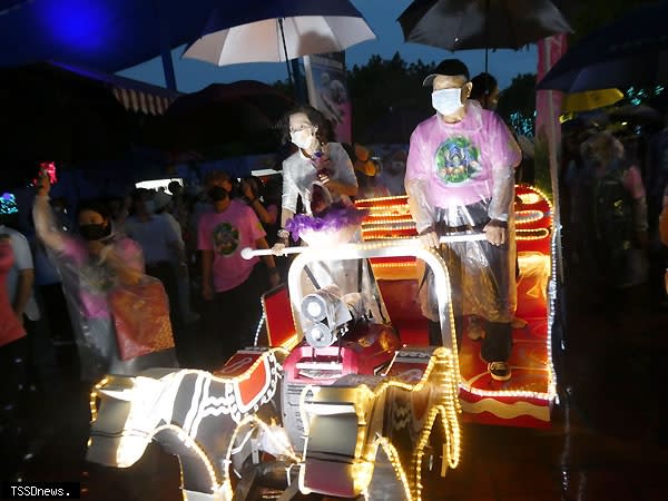 宜蘭國際童玩藝術節「酷樂宜夏-時空探索」重磅登場，舉行開幕式，縣長林姿妙、議長張建榮搭乘馬車撐傘綵街。（記者董秀雲攝）
