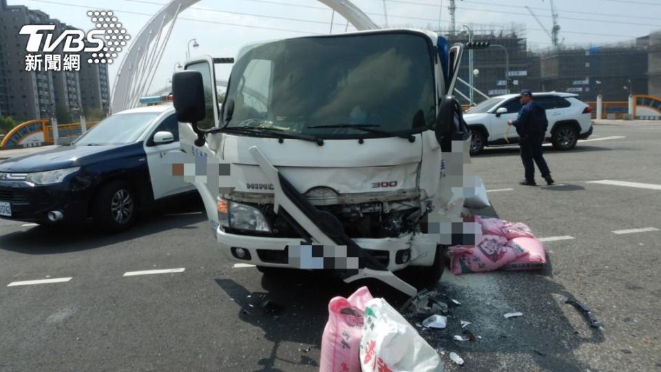 大貨車車頭被撞凹，車上的白米瞬間噴。（圖／警方提供）