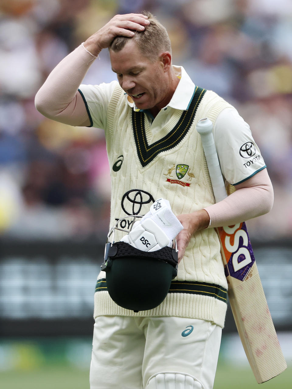 Australia's David Warner walks off after he losing his wicket to Pakistan during the third day of their cricket test match in Melbourne, Thursday, Dec. 28, 2023. (AP Photo/Asanka Brendon Ratnayake)